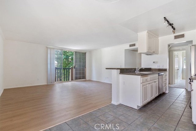 Detail Gallery Image 8 of 21 For 18640 Collins St #220,  Tarzana,  CA 91356 - 2 Beds | 2 Baths