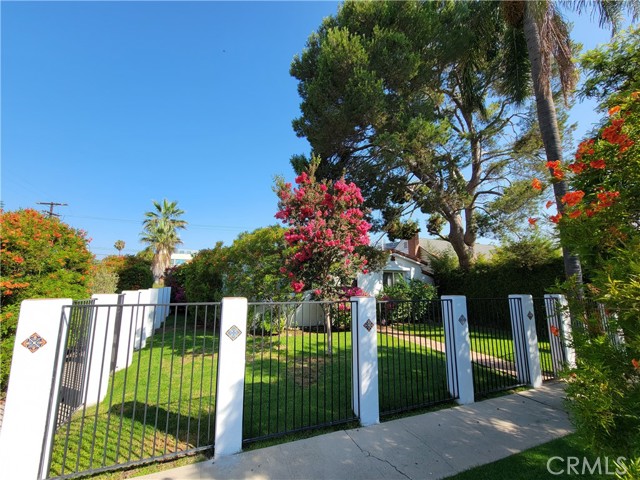 10949 Ayres Avenue, Rancho Park CA: https://media.crmls.org/medias/343b6ff7-62a0-4c69-bee7-c357d67b3612.jpg