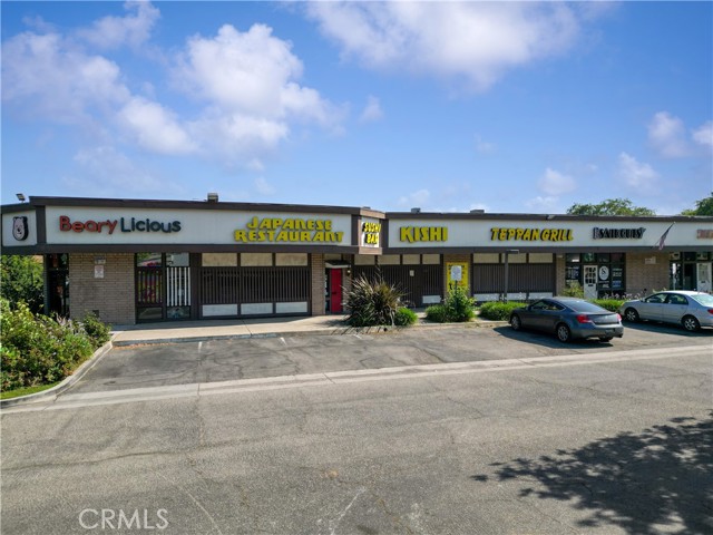 320 W Foothill Blvd, Upland CA: https://media.crmls.org/medias/343d868c-d7e7-4c39-8445-45efce74afbe.jpg