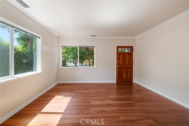 Detail Gallery Image 4 of 34 For 10530 Mcvine Ave, Sunland,  CA 91040 - 2 Beds | 2 Baths