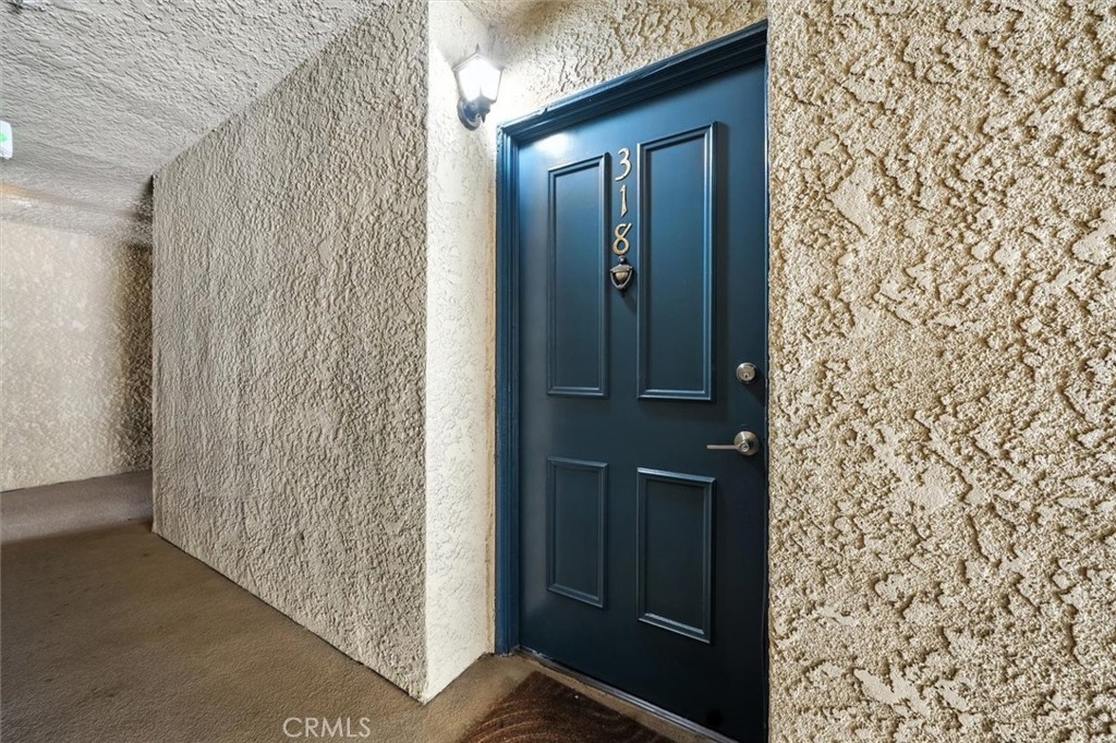 https://media.crmls.org/medias/343e8cfe-ab6c-4959-a29b-c800f08fab15.jpg?preset=X-Large