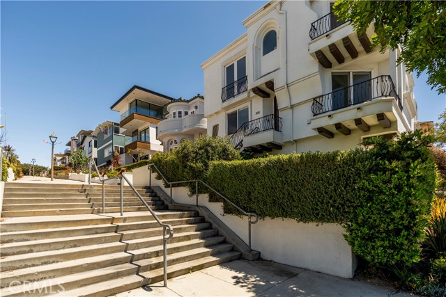 300 19TH Street, Manhattan Beach CA: https://media.crmls.org/medias/344234c8-7dd6-473e-bea1-f4d41cd44e29.jpg