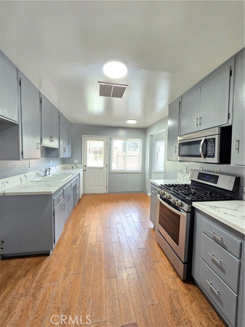 Detail Gallery Image 2 of 13 For 45114 16th, Lancaster,  CA 93534 - 3 Beds | 2 Baths