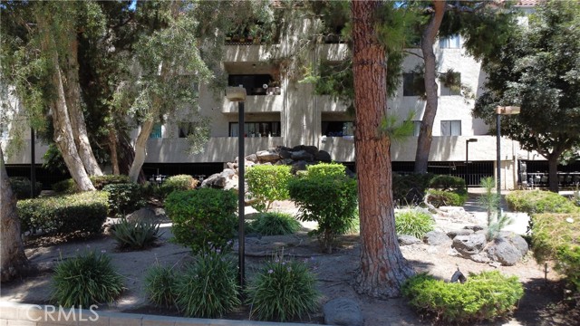 600 W Third St, Santa Ana CA: https://media.crmls.org/medias/3446b3e2-8e3b-4ec5-86c3-3e18bb9b7ba2.jpg