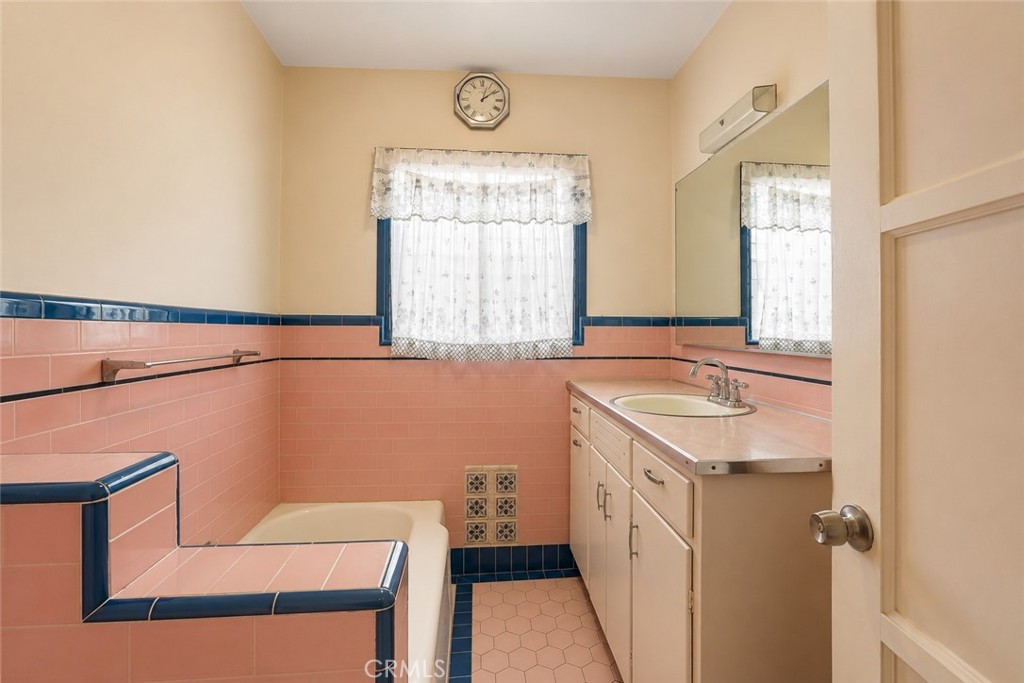 https://media.crmls.org/medias/3449633a-3e0e-48f0-a3e1-114cb59b5970.jpg?preset=X-Large