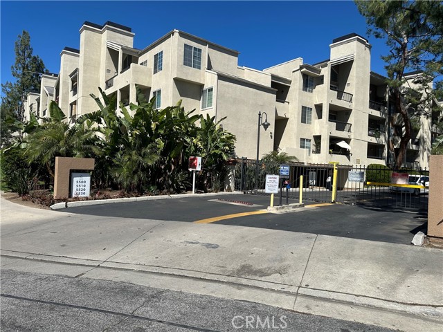 Detail Gallery Image 2 of 11 For 5510 Owensmouth Ave #221,  Woodland Hills,  CA 91367 - 3 Beds | 2 Baths