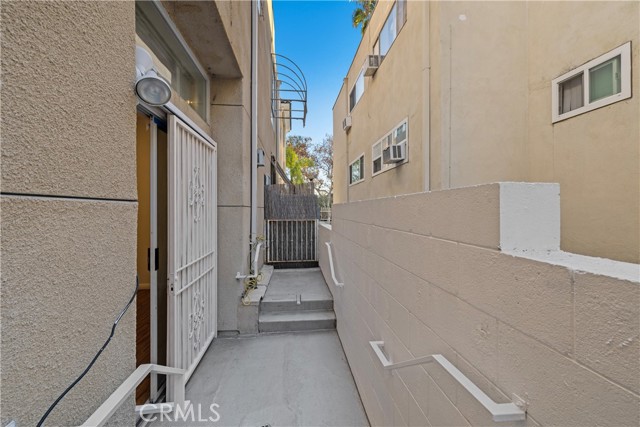 Detail Gallery Image 23 of 39 For 4845 Elmwood #C,  Los Angeles,  CA 90004 - 3 Beds | 3 Baths