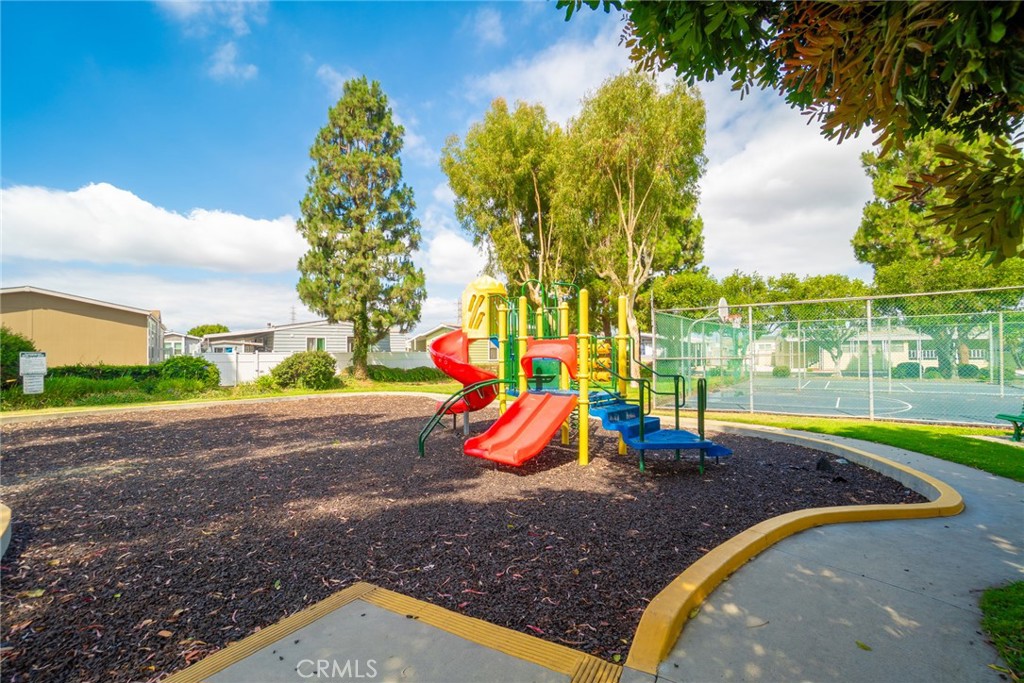 https://media.crmls.org/medias/344b9c70-e3b2-4825-a0b9-704a0ab08ce2.jpg?preset=X-Large