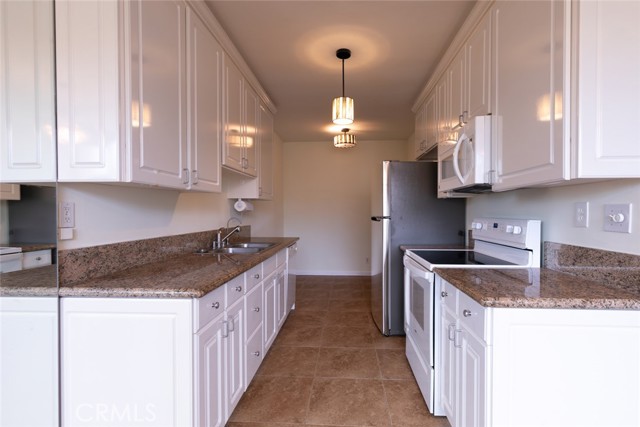 Detail Gallery Image 15 of 31 For 530 S Barrington #305,  Los Angeles,  CA 90049 - 2 Beds | 2 Baths