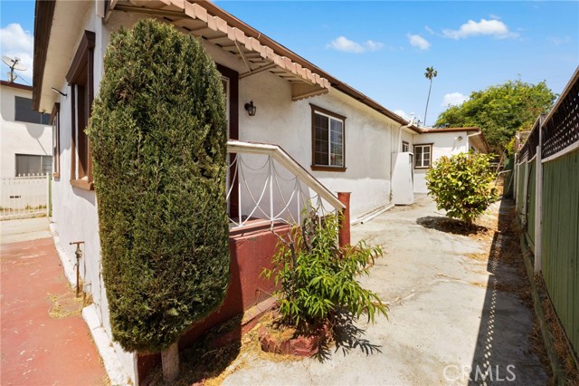 1222 N Virgil Avenue, Los Angeles CA: https://media.crmls.org/medias/344ef443-1512-465f-a890-7d77a9250ab9.jpg