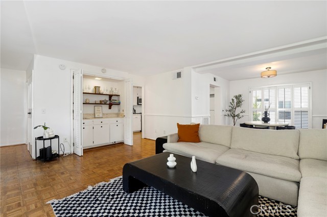 Detail Gallery Image 3 of 25 For 5327 Coldwater Canyon Ave #D,  Sherman Oaks,  CA 91401 - 2 Beds | 2/1 Baths