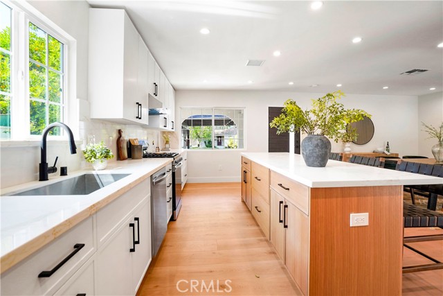 Detail Gallery Image 14 of 51 For 18324 Sylvan St, Tarzana,  CA 91335 - 4 Beds | 2 Baths