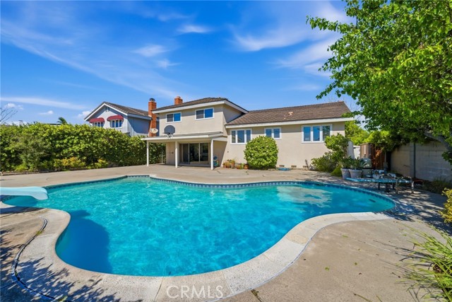 Detail Gallery Image 10 of 11 For 2021 Swan Dr, Costa Mesa,  CA 92626 - 5 Beds | 3 Baths