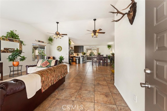 Detail Gallery Image 5 of 26 For 40466 Lockhart Ln, Hemet,  CA 92544 - 3 Beds | 2 Baths