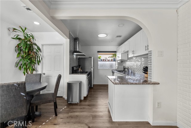 Detail Gallery Image 8 of 41 For 18019 Tiara, Encino,  CA 91316 - 4 Beds | 2 Baths