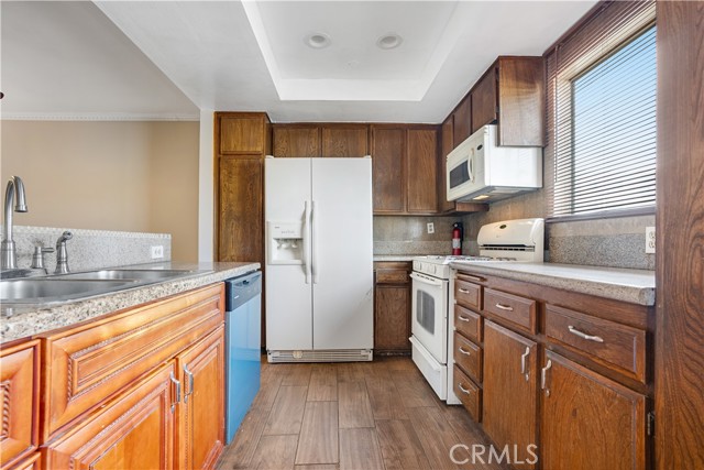 Detail Gallery Image 2 of 21 For 13623 Valerio #C,  Van Nuys,  CA 91405 - 2 Beds | 2/1 Baths