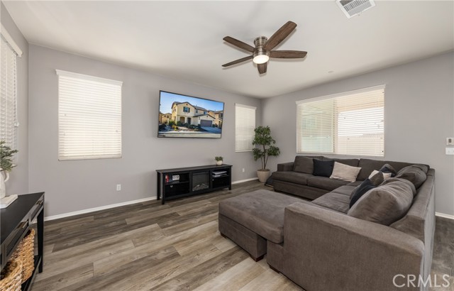 Detail Gallery Image 6 of 31 For 1381 Pyrite Way, Beaumont,  CA 92223 - 3 Beds | 2/1 Baths