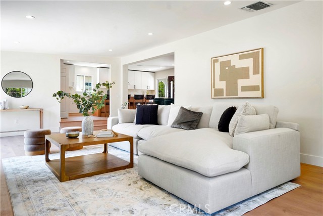 Detail Gallery Image 11 of 51 For 18324 Sylvan St, Tarzana,  CA 91335 - 4 Beds | 2 Baths