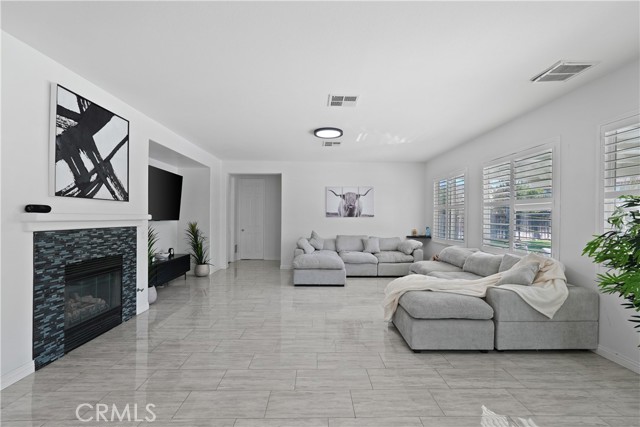 Detail Gallery Image 13 of 56 For 569 Overleaf, San Jacinto,  CA 92582 - 3 Beds | 4 Baths