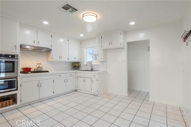 Detail Gallery Image 17 of 42 For 5817 Gary, Bakersfield,  CA 93307 - 3 Beds | 2 Baths