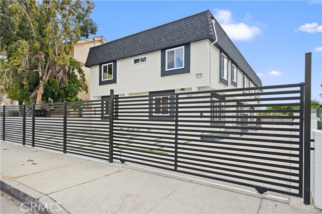 Detail Gallery Image 1 of 44 For 7010 Lennox Ave #C,  Van Nuys,  CA 91405 - 3 Beds | 2/1 Baths