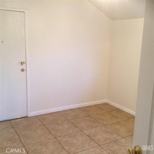 Detail Gallery Image 9 of 12 For 121 Roberts, Bakersfield,  CA 93308 - 2 Beds | 1 Baths