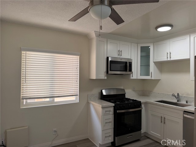 Detail Gallery Image 6 of 25 For 2209 Carnegie Ln #2,  Redondo Beach,  CA 90278 - 2 Beds | 1 Baths