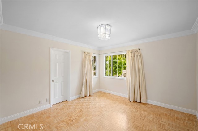 Detail Gallery Image 13 of 32 For 3805 Los Olivos Ln, Glendale,  CA 91214 - 5 Beds | 2 Baths