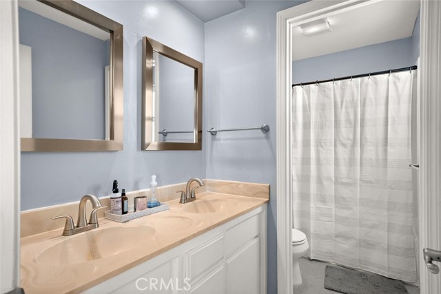 Guest Bathroom w/ Tub and Shower