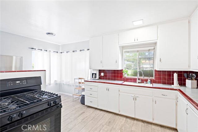 745 N Laurel Avenue, Upland CA: https://media.crmls.org/medias/347522cc-8dae-450c-977a-835a78dc6d4a.jpg