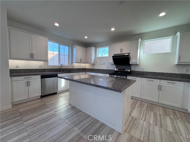 Detail Gallery Image 3 of 14 For 13817 Farmhouse Ave, Chino,  CA 91710 - 4 Beds | 3 Baths