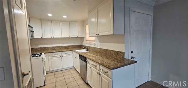 Detail Gallery Image 3 of 18 For 1085 Circle City Dr #202,  Corona,  CA 92879 - 2 Beds | 2 Baths