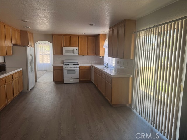 Detail Gallery Image 3 of 17 For 674 Myrtle Ave, Perris,  CA 92571 - 4 Beds | 2/1 Baths