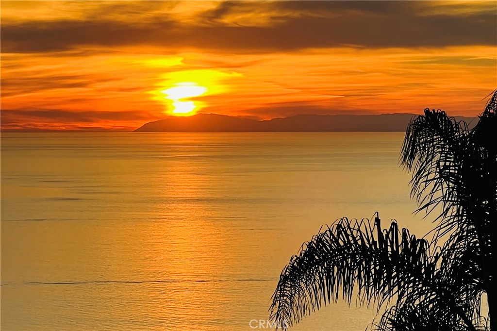 https://media.crmls.org/medias/347bf814-d7b9-43fd-bcd4-761d981fdf40.jpg?preset=X-Large