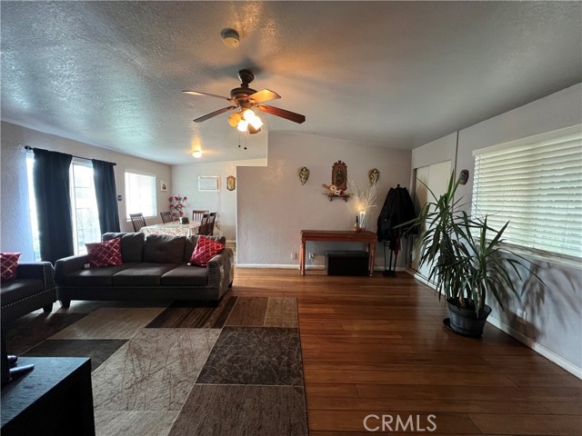 Detail Gallery Image 6 of 23 For 527 E King St, Rialto,  CA 92376 - 3 Beds | 2 Baths