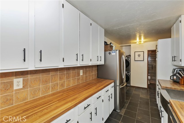 220 Angeles Boulevard, Big Bear City CA: https://media.crmls.org/medias/347e0693-dd71-4099-9628-89f6a99fe207.jpg