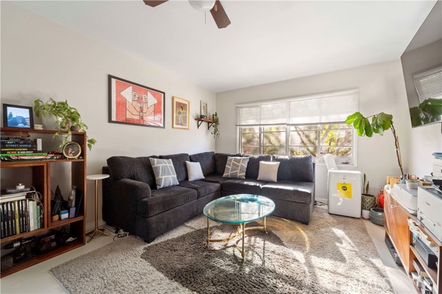 Detail Gallery Image 3 of 15 For 4051 Abourne Rd #D,  Los Angeles,  CA 90008 - 2 Beds | 1 Baths