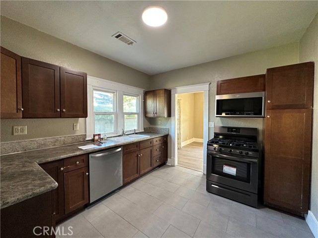 Detail Gallery Image 11 of 13 For 329 W 2nd St, San Dimas,  CA 91773 - 2 Beds | 2 Baths