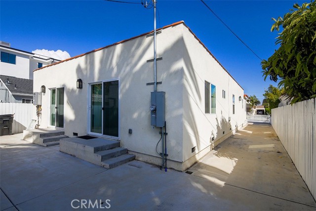 2131 2133 S Cloverdale Avenue, Los Angeles CA: https://media.crmls.org/medias/3489131c-a948-4ffc-bf11-ff15cffc8561.jpg