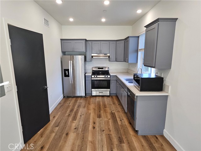 Detail Gallery Image 2 of 11 For 14550 Burbank Blvd #103, Burbank,  CA 91411 - 3 Beds | 2/1 Baths