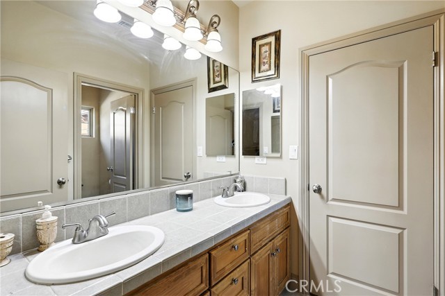 Detail Gallery Image 37 of 60 For 13204 Michaelangelo Dr, Bakersfield,  CA 93314 - 5 Beds | 3 Baths