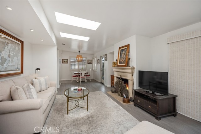103 Yorktown, Newport Beach CA: https://media.crmls.org/medias/3493cd88-2314-45c0-8919-c2e8ab06484c.jpg
