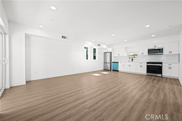 6702 Kester Avenue, Van Nuys CA: https://media.crmls.org/medias/34976672-8b41-4675-98f8-b51c4981e078.jpg