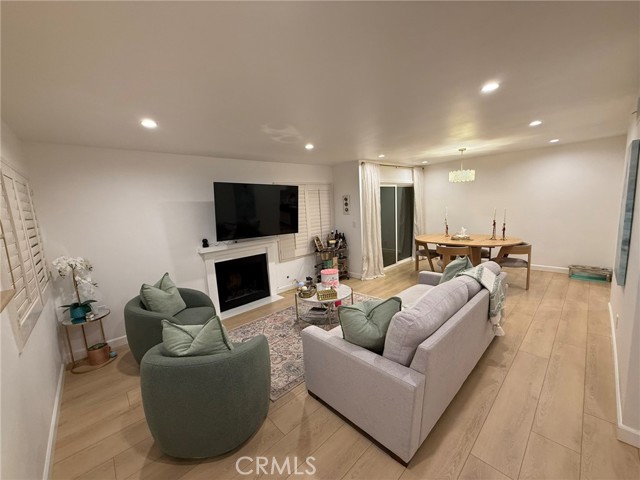 Detail Gallery Image 3 of 27 For 22139 Burbank, Woodland Hills,  CA 91367 - 2 Beds | 2 Baths