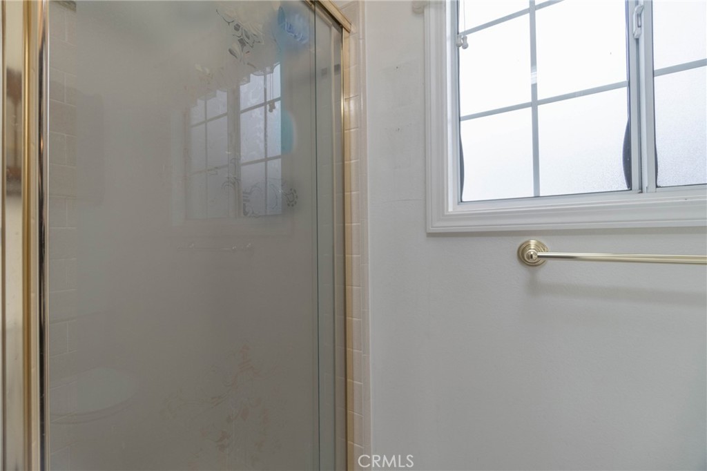 https://media.crmls.org/medias/3498c5e1-ee52-4c32-8bdf-86d3cdc5b91a.jpg?preset=X-Large