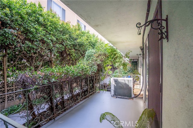 Detail Gallery Image 10 of 10 For 446 S St Andrews Pl #3,  Los Angeles,  CA 90020 - 2 Beds | 2 Baths