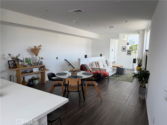 Detail Gallery Image 7 of 9 For 3022 1/4 N Coolidge Ave, Los Angeles,  CA 90039 - 2 Beds | 2/2 Baths