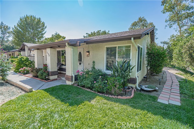 Peaceful End Garden Home - stepping stones to the private yard