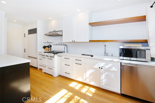 Detail Gallery Image 2 of 28 For 1113 Amoroso Pl, Venice,  CA 90291 - 2 Beds | 1 Baths