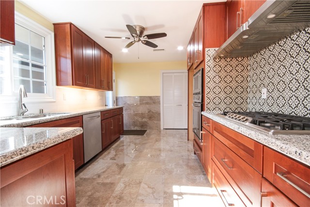 Detail Gallery Image 5 of 26 For 150 Orangewood Ln, Tustin,  CA 92780 - 3 Beds | 2 Baths